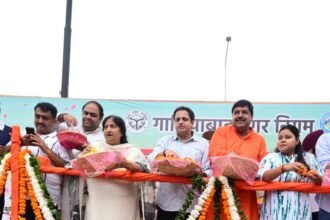 The Kanwar route echoed with chants of “Har Har Mahadev” as the Municipal Corporation accorded a grand welcome to Shiva devotees by showering flowers on them. IMAGE CREDIT TO नगर निगम