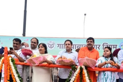 The Kanwar route echoed with chants of “Har Har Mahadev” as the Municipal Corporation accorded a grand welcome to Shiva devotees by showering flowers on them. IMAGE CREDIT TO नगर निगम