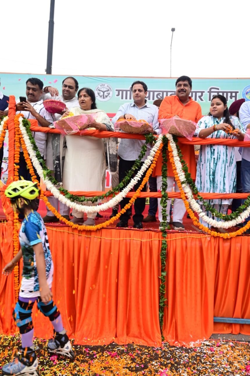 The Kanwar route echoed with chants of “Har Har Mahadev” as the Municipal Corporation accorded a grand welcome to Shiva devotees by showering flowers on them. IMAGE CREDIT TO नगर निगम
