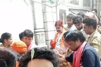 On the second Monday of Sawan, a massive crowd of devotees gathered at the Dudheshwar Nath Temple, as the air resonated with chants of “Bam Bhole.” IMAGE CREDIT TO रिपोर्टर