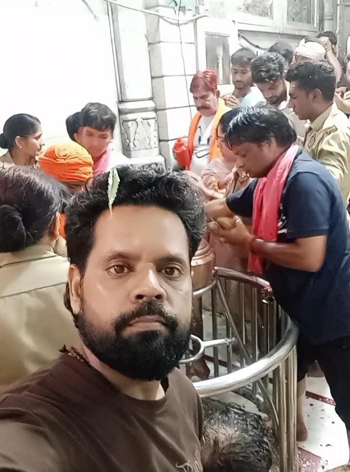 On the second Monday of Sawan, a massive crowd of devotees gathered at the Dudheshwar Nath Temple, as the air resonated with chants of “Bam Bhole.” IMAGE CREDIT TO रिपोर्टर