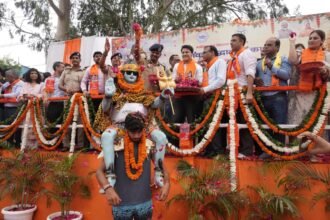 The Ghaziabad Development Authority accorded a grand welcome to Shiva devotees, with public representatives and officials extending their services to the pilgrims. IMAGE CREDIT TO प्राधिकरण