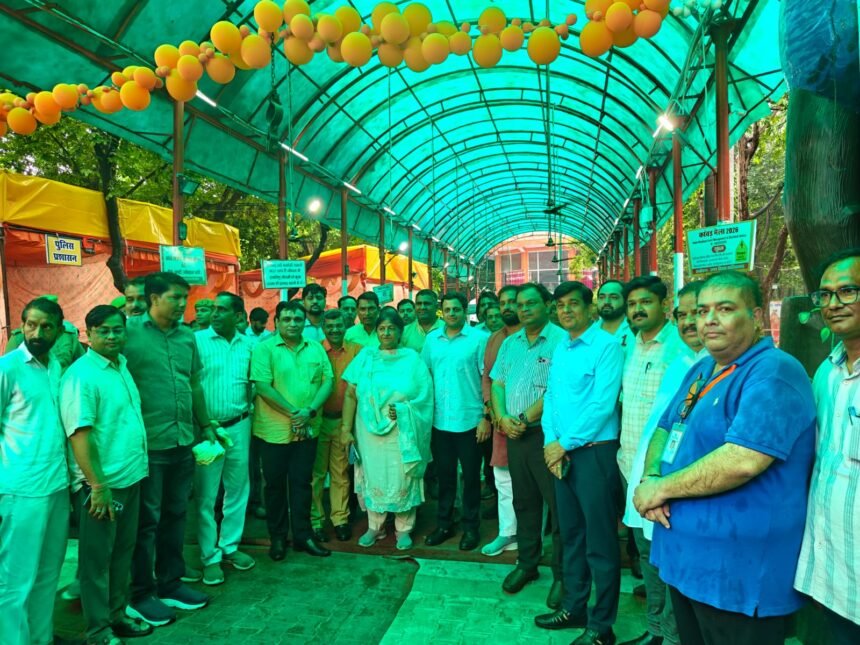 Municipal Corporation’s Kanwar Camp Concludes Amid Chants of “Har Har Mahadev,” Mayor and Municipal Commissioner Distribute Prasad to Shiva Devotees IMAGE CREDIT TO नगर निगम
