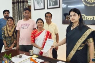 Request Made to the District Magistrate for Financial Assistance for the Treatment of an Ailing Person IMAGE CREDIT TO रिपोर्टर