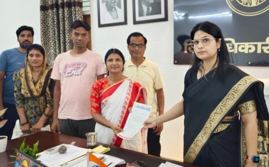 Request Made to the District Magistrate for Financial Assistance for the Treatment of an Ailing Person IMAGE CREDIT TO रिपोर्टर