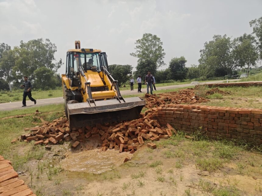 HPDA Takes Action Against Illegal Plotting, Demolition Carried Out Across 8,000 Square Metres IMAGE CREDIT TO प्राधिकरण