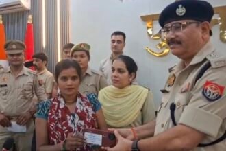 Ghaziabad Rural Police Recover 315 Lost Mobile Phones and Return Them to Their Owners IMAGE CREDIT TO पुलिस