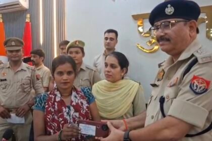 Ghaziabad Rural Police Recover 315 Lost Mobile Phones and Return Them to Their Owners IMAGE CREDIT TO पुलिस