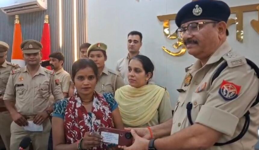 Ghaziabad Rural Police Recover 315 Lost Mobile Phones and Return Them to Their Owners IMAGE CREDIT TO पुलिस