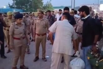 Checking Drive Conducted at Railway Station Under ACP Upasana Pandey’s Leadership; Dog Squad and Bomb Disposal Team Also Deployed IMAGE CREDIT TO पुलिस