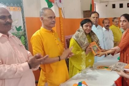 Tiranga Yatra Held at DAV School on Independence Day, Area Resonates with Patriotism IMAGE CREDIT TO स्कूल