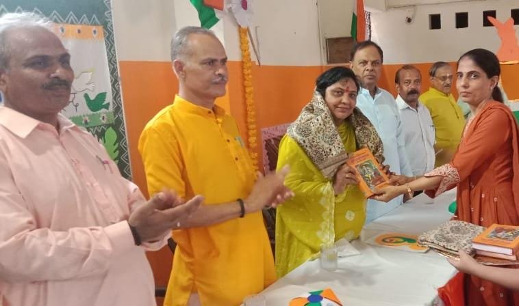 Tiranga Yatra Held at DAV School on Independence Day, Area Resonates with Patriotism IMAGE CREDIT TO स्कूल