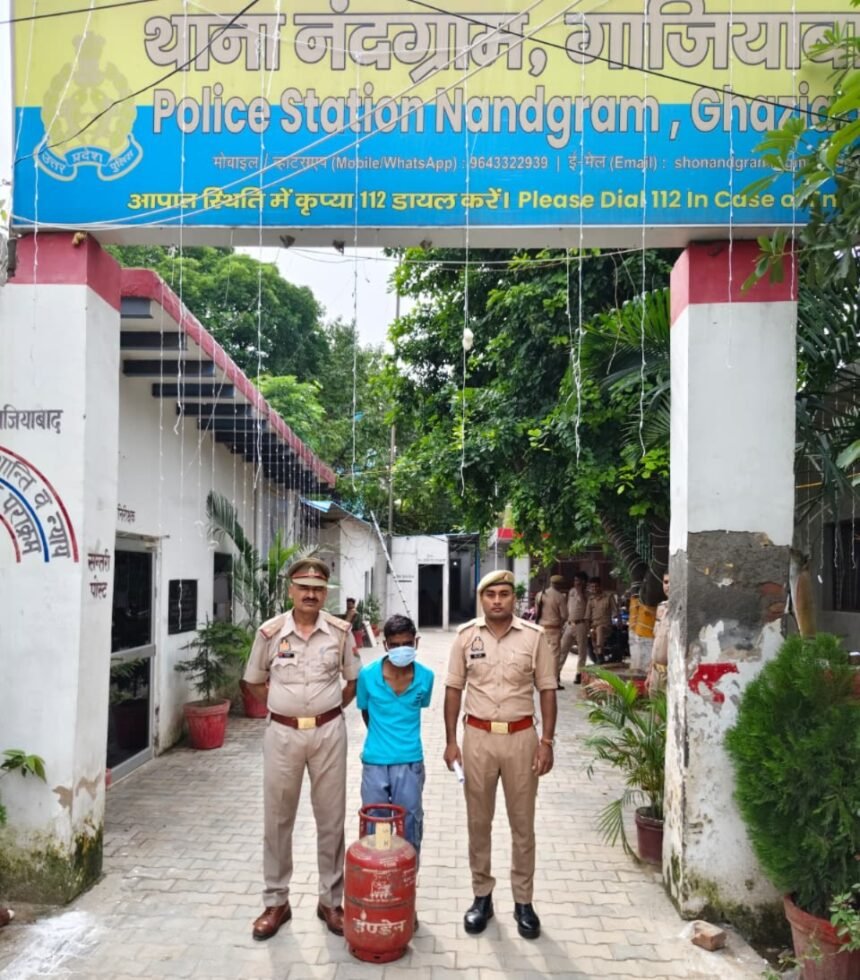 Thief Arrested for Entering House Through the Roof and Stealing a Gas Cylinder IMAGE CREDIT TO पुलिस