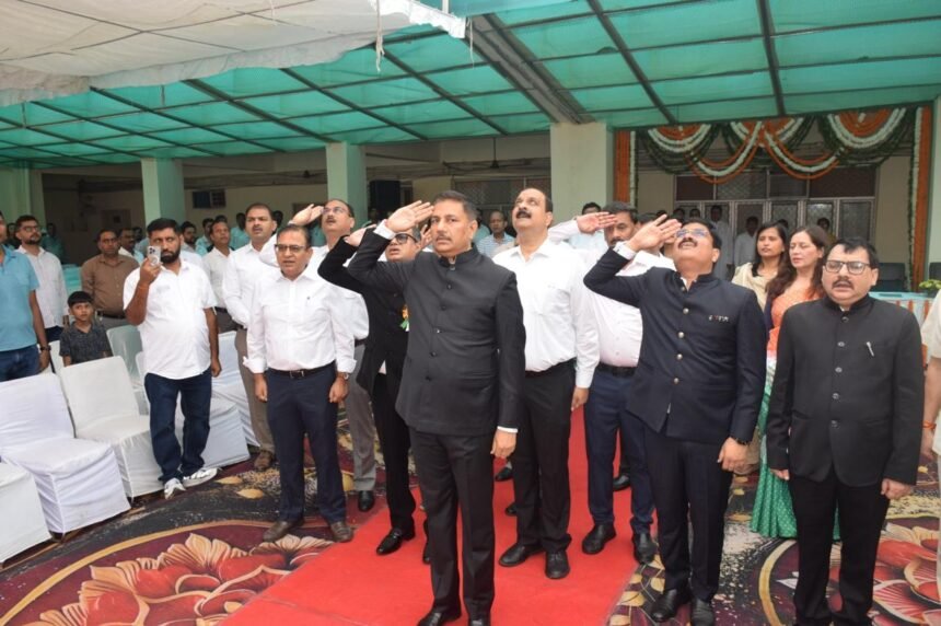 80th Independence Day Celebrated with Great Fanfare at Yamuna Authority, Emphasis on Accelerating Development Projects IMAGE CREDIT TO प्राधिकरण