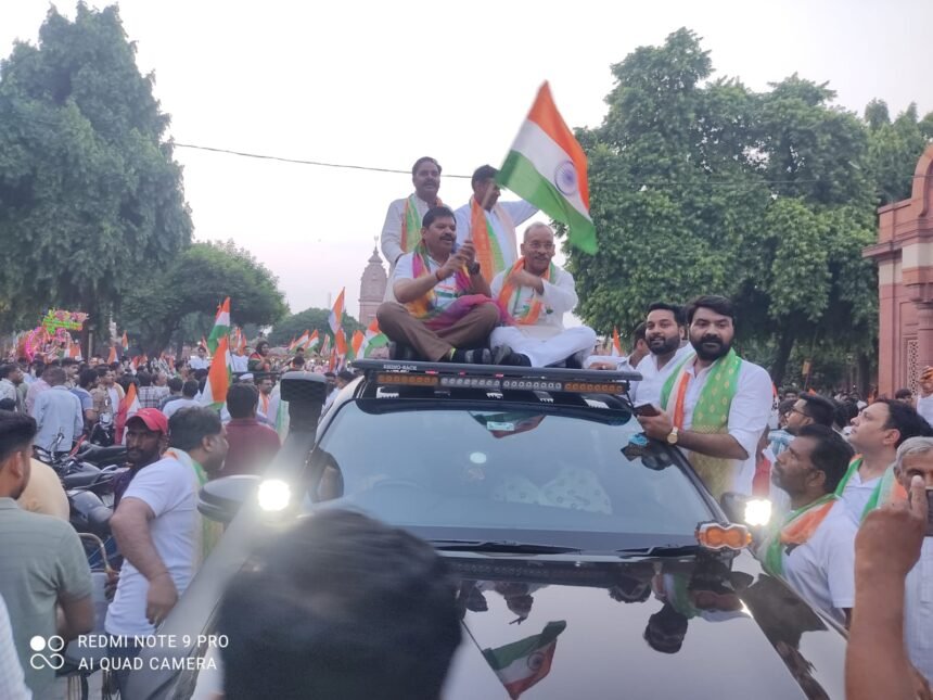 Thousands Participate in a Massive Tiranga Yatra on Independence Day, Traffic Jam Reported on Delhi–Meerut Road IMAGE CREDIT TO रिपोर्टर