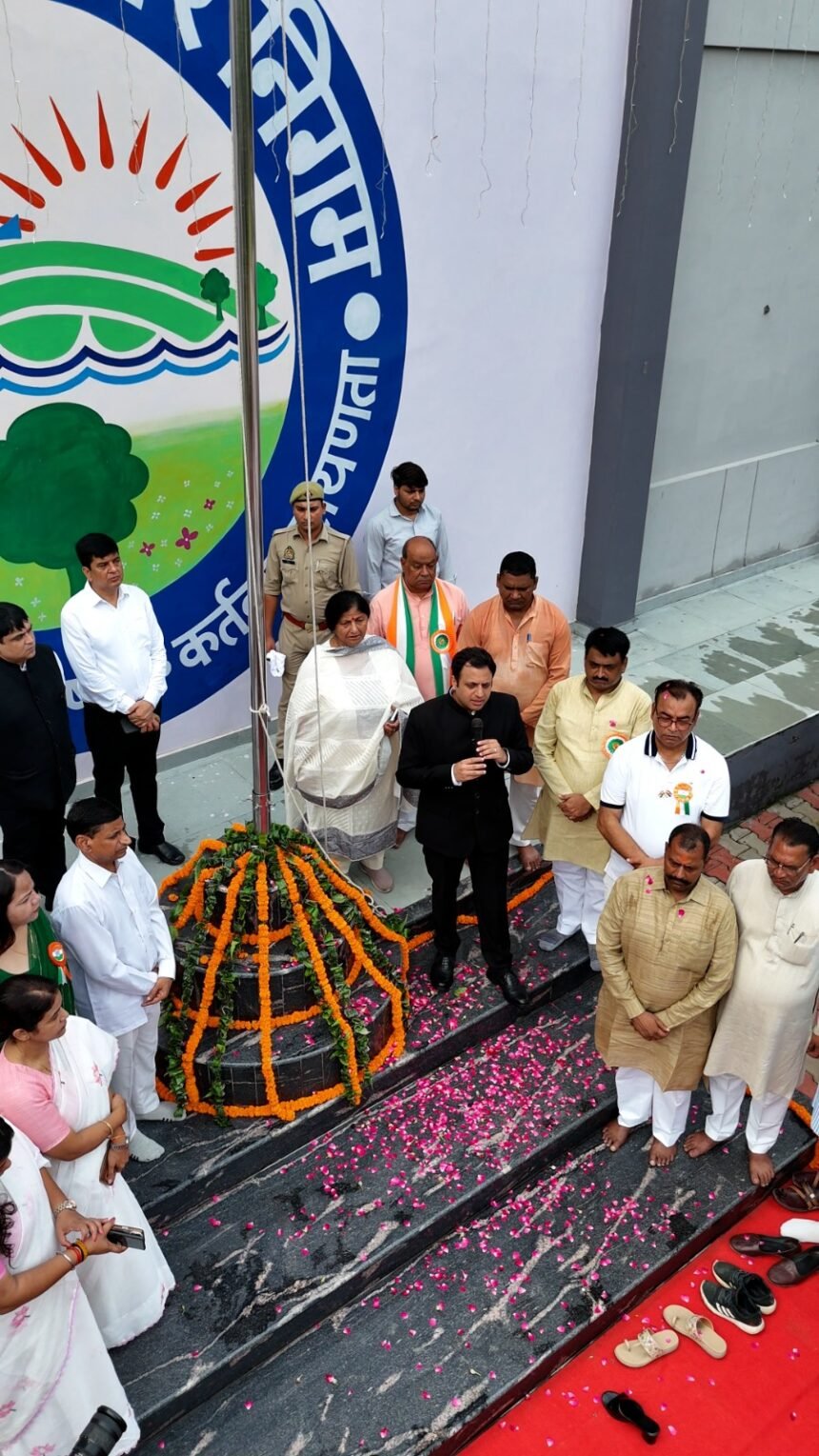 Independence Day Celebrated with Great Fanfare at the Municipal Corporation; Grand Rally Held with an 80-Foot Tricolour IMAGE CREDIT TO इंस्टीट्यूट