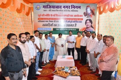 The Municipal Corporation launched a 7-day plastic-free Kanwar camp and distributed prasad among Shiva devotees. IMAGE CREDIT TO नगर निगम
