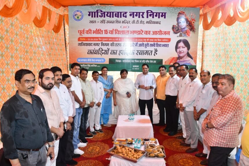 The Municipal Corporation launched a 7-day plastic-free Kanwar camp and distributed prasad among Shiva devotees. IMAGE CREDIT TO नगर निगम