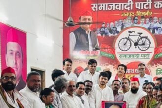 SP workers paid tribute on Janeshwar Mishra’s birth anniversary and took a pledge to form the government in 2027. IMAGE CREDIT TO समाजवादी पार्टी