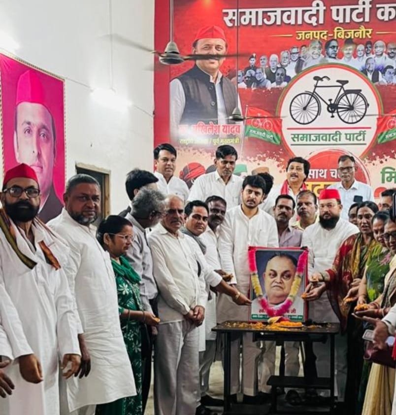 SP workers paid tribute on Janeshwar Mishra’s birth anniversary and took a pledge to form the government in 2027. IMAGE CREDIT TO समाजवादी पार्टी