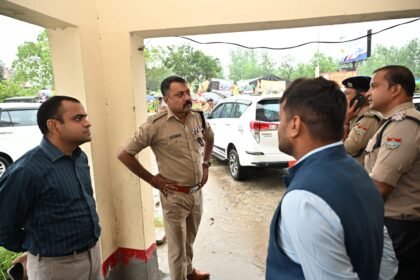 District Magistrate and SSP Reach Narsan Border Amid Heavy Rainfall, Review Kanwar Yatra Arrangements IMAGE CREDIT TO POLICE