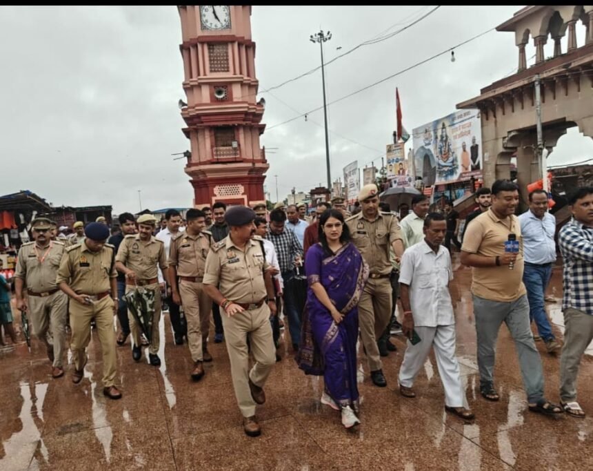 Rising Water Level of the Ganga: DM Kavita Meena and SP Kunwar Gyananjay Singh Inspect Brijghat, Take Feedback from Kanwariyas on Arrangements IMAGE CREDIT TO सूचना विभाग