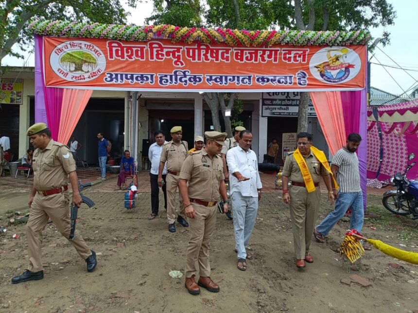 SP NP Singh Reaches Among Kanwar Pilgrims, Directs Officials to Remain Alert | IMAGE CREDIT TO पुलिस
