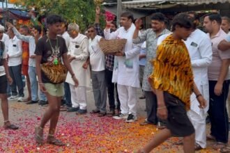 Kanwar Yatra: BJP Workers Shower Flowers on Kanwar Pilgrims | IMAGE CREDIT TO भाजपा