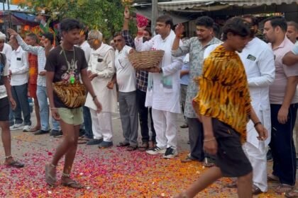 Kanwar Yatra: BJP Workers Shower Flowers on Kanwar Pilgrims | IMAGE CREDIT TO भाजपा