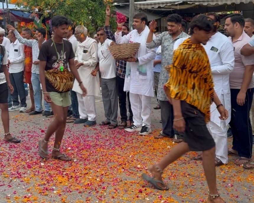 Kanwar Yatra: BJP Workers Shower Flowers on Kanwar Pilgrims | IMAGE CREDIT TO भाजपा