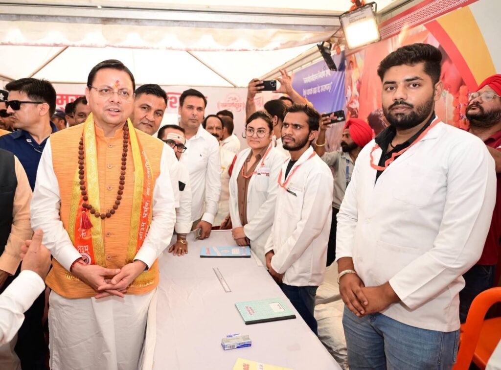 मुख्यमंत्री पुष्कर सिंह धामी ने पुष्पवर्षा, चरण प्रक्षालन और भोजन परोसकर किया शिवभक्त कांवड़ियों का अभिनंदन 2 WhatsApp Image 2026 07 31 at 20.51.59 1