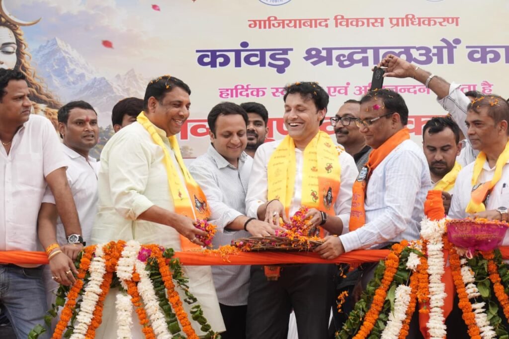 गाजियाबाद विकास प्राधिकरण ने शिवभक्तों का किया भव्य स्वागत, जनप्रतिनिधियों और अधिकारियों ने की सेवा 2 WhatsApp Image 2026 08 05 at 21.16.24 4