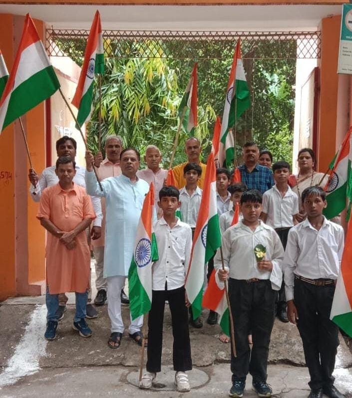 डीएवी विद्यालय में स्वतंत्रता दिवस पर निकली तिरंगा यात्रा, देशभक्ति से गूंजा क्षेत्र 2 WhatsApp Image 2026 08 05 at 21.16.24 6