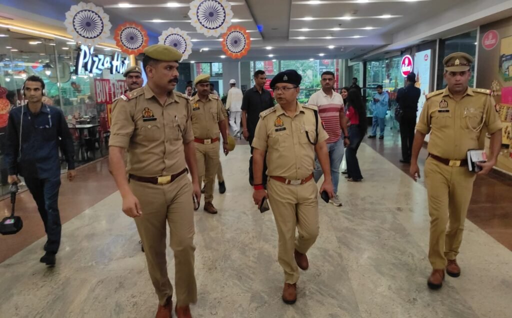 तिरंगा यात्रा से गूंजा कौशांबी, साहिबाबाद में हाई अलर्ट सुरक्षा जांच 2 WhatsApp Image 2026 08 05 at 21.16.24 7