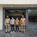 2 smugglers arrested with 362 packets of marijuana; they used to bring it from Delhi and supply it in Ghaziabad — IMAGE CREDIT TO पुलिस