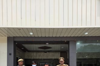 2 smugglers arrested with 362 packets of marijuana; they used to bring it from Delhi and supply it in Ghaziabad — IMAGE CREDIT TO पुलिस