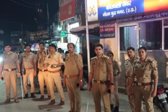 Police conducted a foot patrol in Jewar and learned about the problems faced by traders and senior citizens — IMAGE CREDIT TO पुलिस