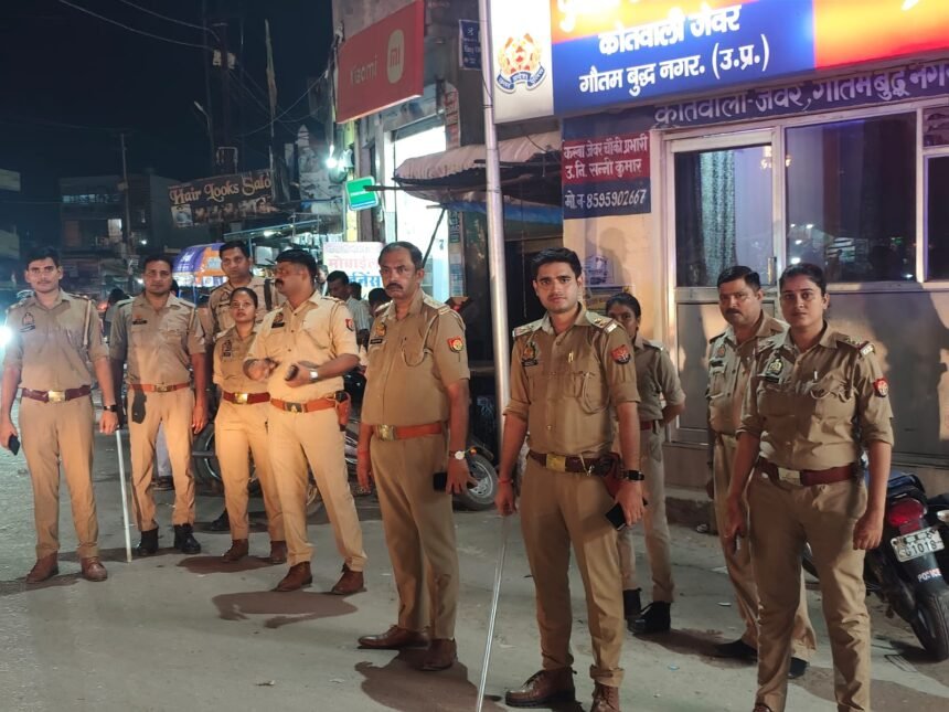 Police conducted a foot patrol in Jewar and learned about the problems faced by traders and senior citizens — IMAGE CREDIT TO पुलिस