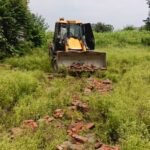HPDA’s bulldozer roared into action in the Handloom City, demolishing 28,000 square meters of illegal plotting — IMAGE CREDIT TO प्राधिकरण