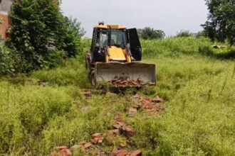 HPDA’s bulldozer roared into action in the Handloom City, demolishing 28,000 square meters of illegal plotting — IMAGE CREDIT TO प्राधिकरण