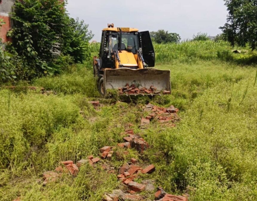 HPDA’s bulldozer roared into action in the Handloom City, demolishing 28,000 square meters of illegal plotting — IMAGE CREDIT TO प्राधिकरण