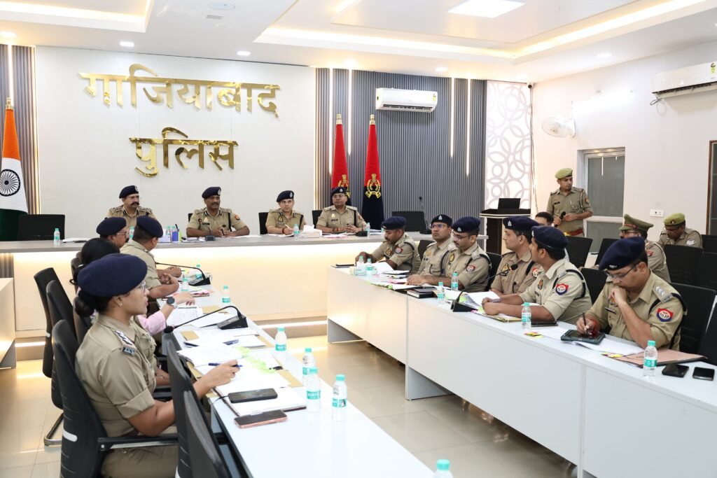 अपराध नियंत्रण को लेकर पुलिस कमिश्नर की सख्ती, लंबित विवेचनाओं के समयबद्ध निस्तारण के निर्देश 2 WhatsApp Image 2026 08 18 at 21.21.09 39