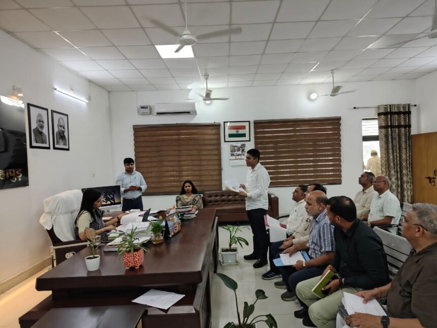 Instructions for strict action against illegal liquor and ensuring the quality of food products — IMAGE CREDIT TO सूचना विभाग