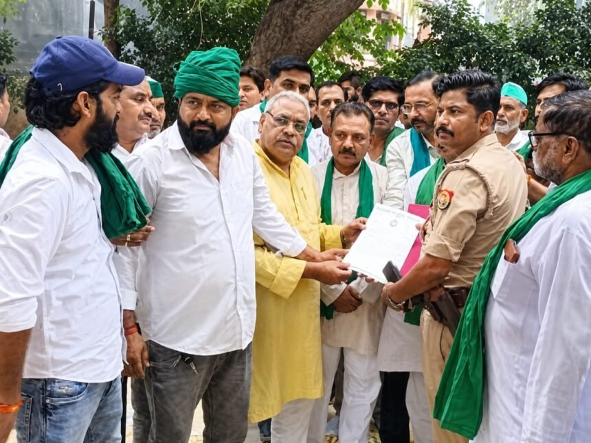 BKU staged a protest outside the police station over the recovery of the minor — IMAGE CREDIT TO रिपोर्टर