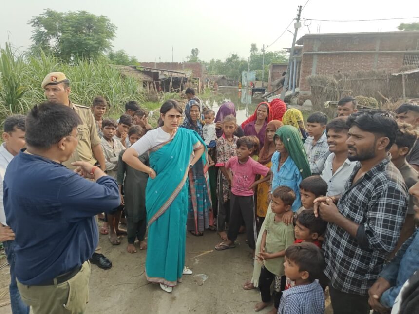 District Magistrate Conducts On-Site Inspection of Flood-Prone Areas, Directs Officials to Expedite Relief Operations IMAGE CREDIT TO सूचना विभाग