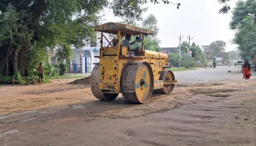 Major Impact of Rashtriya Shikhar’s News: Pothole-Filling Work Begins on the Bijnor–Nagina Road IMAGE CREDIT TO रिपोर्टर