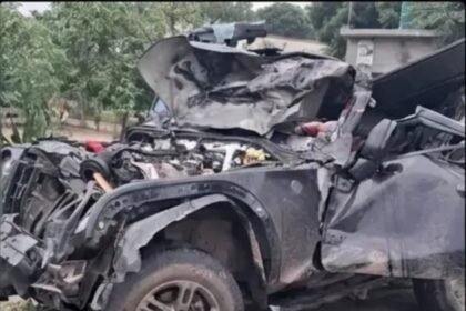Thar Overturns After Losing Control on Ganga Expressway, Four Youths Killed and One Seriously Injured IMAGE CREDIT TO रिपोर्टर
