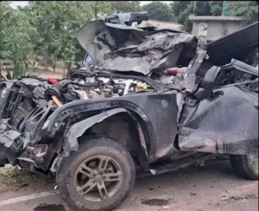 Thar Overturns After Losing Control on Ganga Expressway, Four Youths Killed and One Seriously Injured IMAGE CREDIT TO रिपोर्टर
