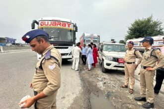 Transport Department Takes Action Against Luxury and Sleeper Buses, 185 Challans Issued and 16 Vehicles Seized IMAGE CREDIT TO सूचना विभाग