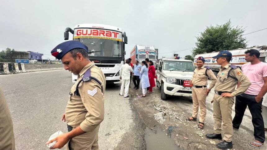 Transport Department Takes Action Against Luxury and Sleeper Buses, 185 Challans Issued and 16 Vehicles Seized IMAGE CREDIT TO सूचना विभाग